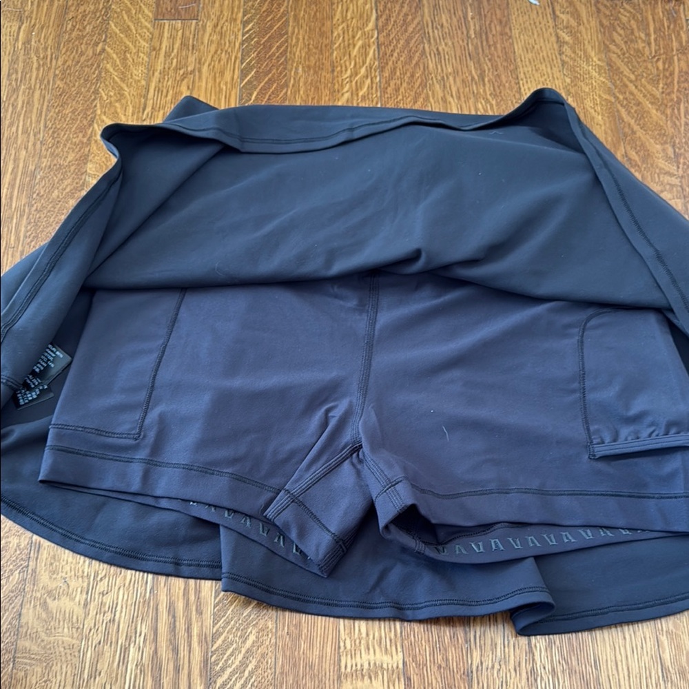 BNWT Vuori Black baseline Skirt 14.5” with Built-In Short - M - Picture 4 of 5